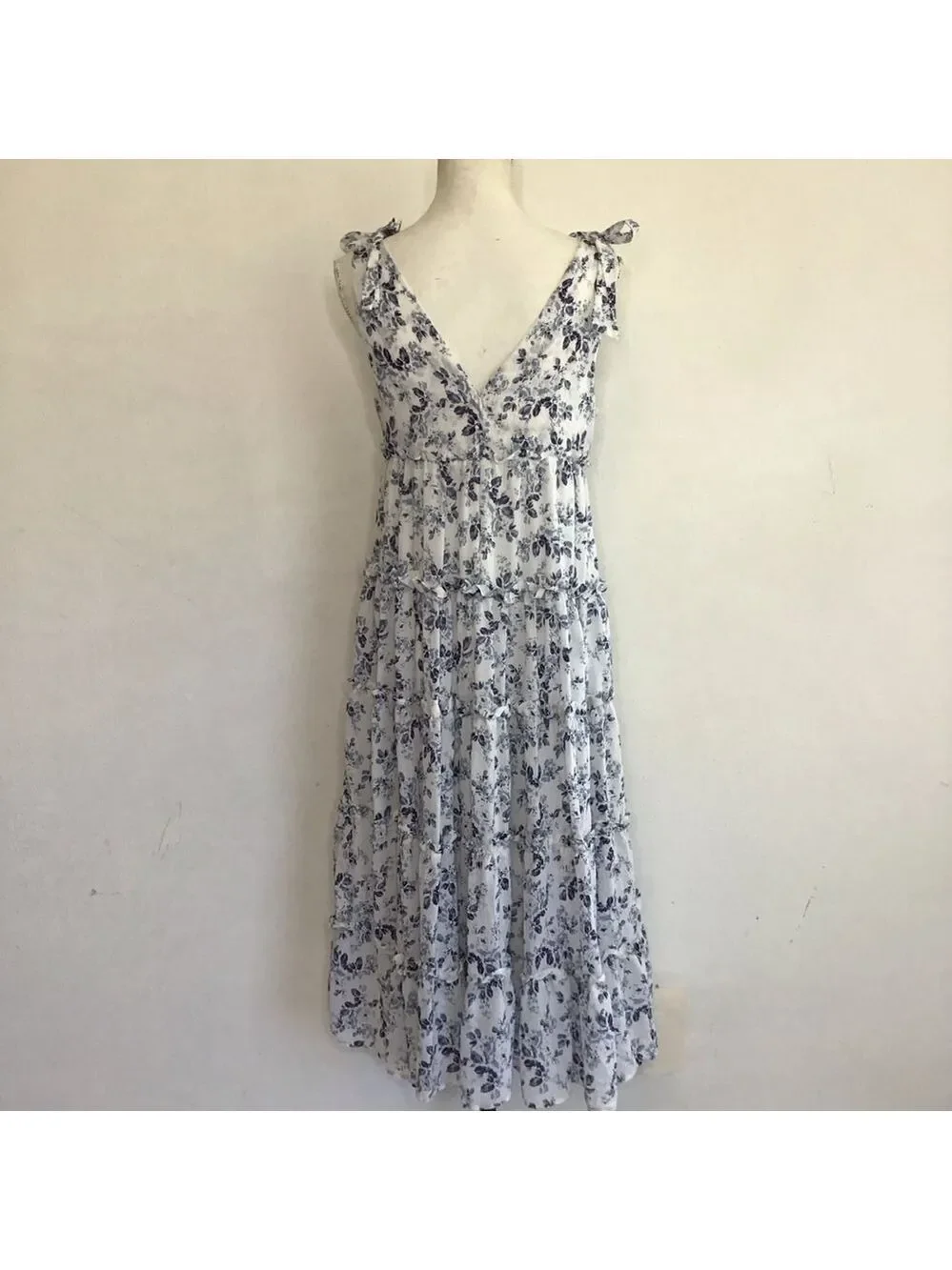 Moon River Women Elegant White Blue Floral Tiered Backyard Party Maxi Dress M
